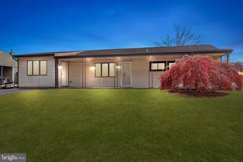195 Greenbrook Dr, Levittown, PA 19055