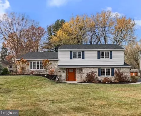 34 Dutch Dr, Holland, PA 18966