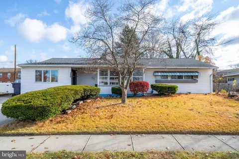 289 Pinewood Dr #E, Levittown, PA 19054