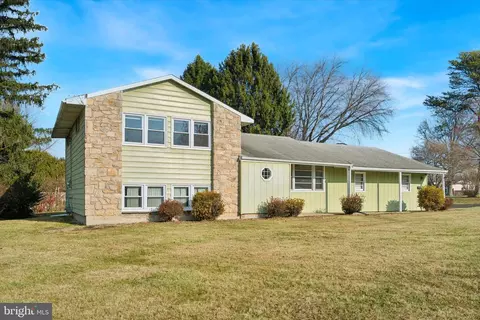 1126 Little Ln, Warminster, PA 18974