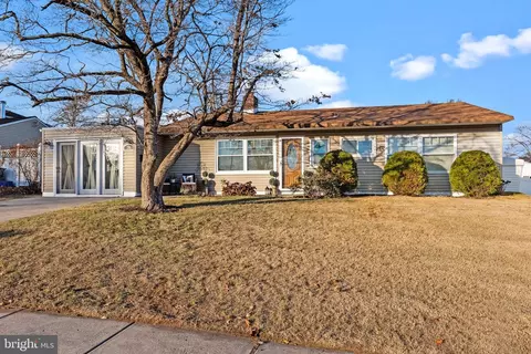 28 Briaroot Ln, Levittown, PA 19054