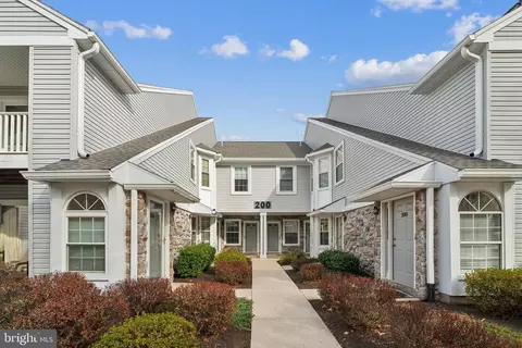 204 Mews Dr #204, Sellersville, PA 18960