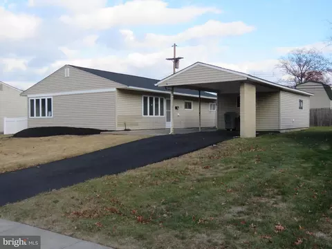 76 Thornyapple Ln, Levittown, PA 19054