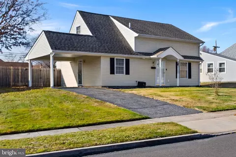 15 Red Maple Ln, Levittown, PA 19055