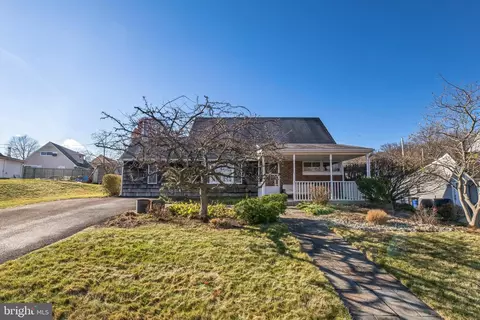 5 Vine Ln, Levittown, PA 19054