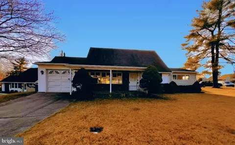 34 Verdant Rd, Levittown, PA 19057