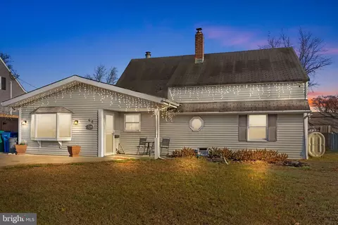 42 Redbrook Ln, Levittown, PA 19055