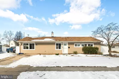 15 White Spruce Ln, Levittown, PA 19054