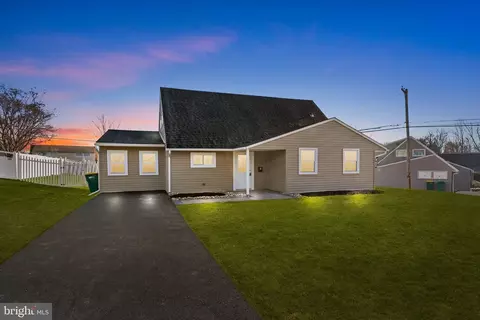 8 Hook Rd, Levittown, PA 19056