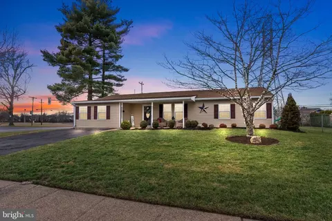 1 Cherry Ln, Levittown, PA 19055