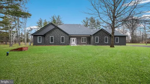 6121 Potters Ln, Plumsteadville, PA 18949