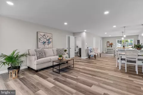 Entry Way - 1311 State Rd, Croydon, PA 19021 photo 2 of 10