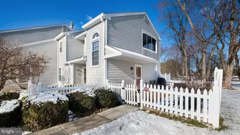 677 Rose Hollow Dr # B, Yardley, PA 19067