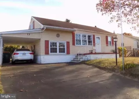 13 Patrician St, Levittown, PA 19057