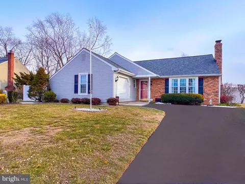 628 S Queen Anne Dr, Fairless Hills, PA 19030