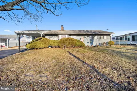 12 Pebble Ln, Levittown, PA 19054
