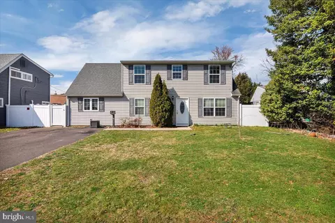 33 Nickelhill Ln, Levittown, PA 19054