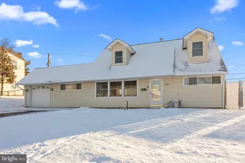 28 Umber Rd, Levittown, PA 19056