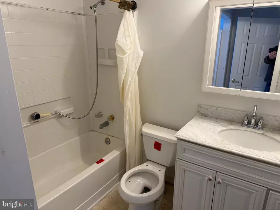 Bath - 19 Crosswood Ln, Levittown, PA 19055 photo 2 of 4