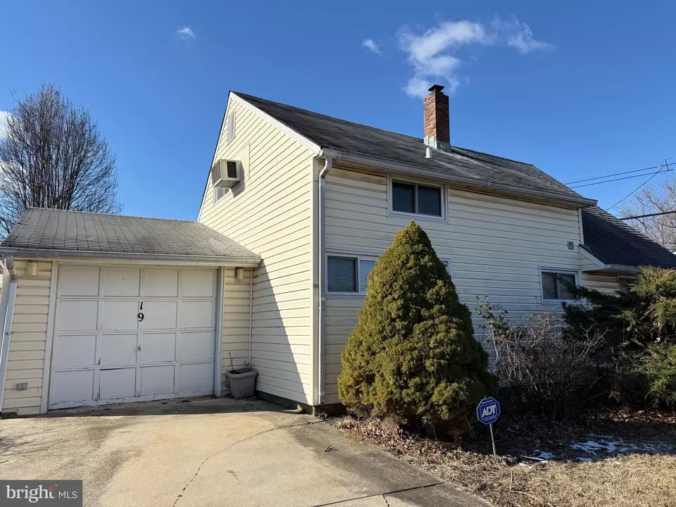 Exterior - 19 Crosswood Ln, Levittown, PA 19055 photo 2 of 3