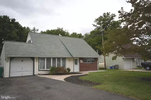 85 Kingwood Ln, Levittown, PA 19055
