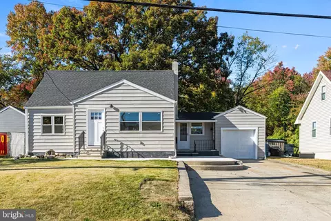 45 Moon Dr, Levittown, PA 19054