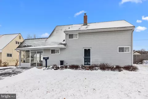 104 Red Cedar Dr, Levittown, PA 19055