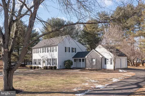 8 Bankers Dr, Washington Crossing, PA 18977
