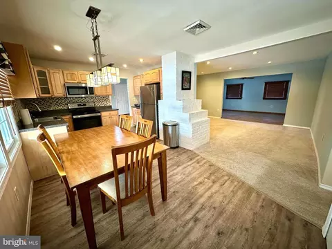 231 Lakeside Dr #N, Levittown, PA 19054