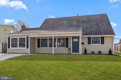 15 Kentucky Ln, Levittown, PA 19055