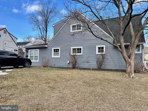 50 Hawthorne Ln, Levittown, PA 19055