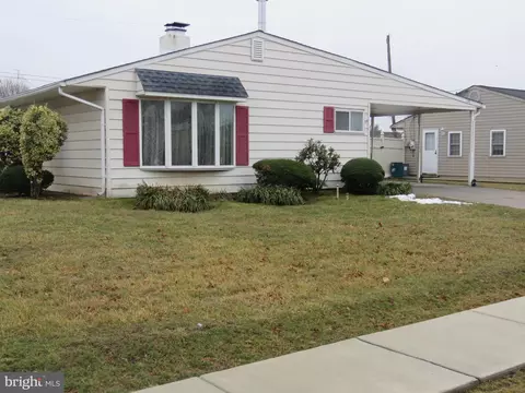 120 Pinewood Dr, Levittown, PA 19054