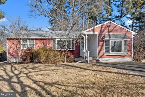 18 Lawndale Dr, Yardley, PA 19067