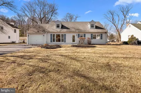 260 Robinwood Dr, Langhorne, PA 19047
