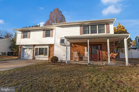 113 Taylor Dr, Fallsington, PA 19054