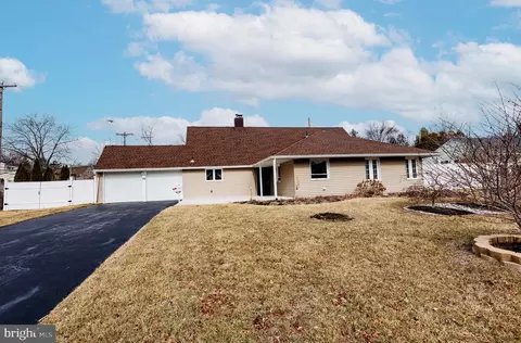 68 Forsythia Dr S Dr, Levittown, PA 19056