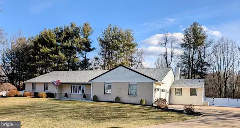 241 Creekwood Dr, Feasterville Trevose, PA 19053