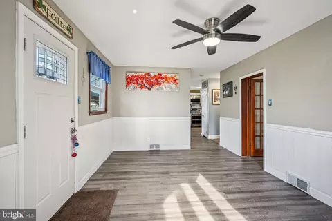 Entry Way - 981 Mueller Rd, Warminster, PA 18974 photo 1 of 4