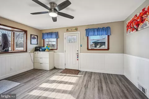 Entry Way - 981 Mueller Rd, Warminster, PA 18974 photo 2 of 4