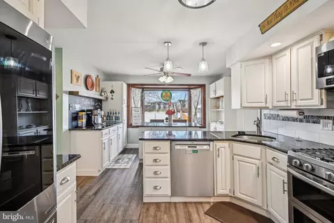 Kitchen - 981 Mueller Rd, Warminster, PA 18974 photo 3 of 4