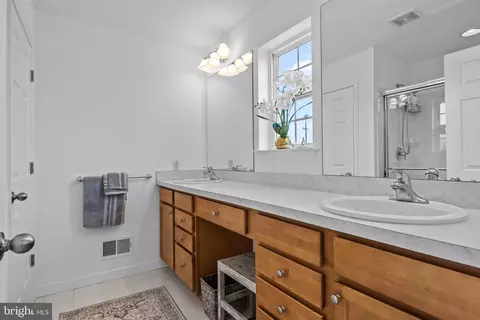 Bath - 1995 Hickory Ln, Langhorne, PA 19047 photo 2 of 2
