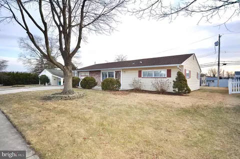 6 Violetwood Dr, Levittown, PA 19057