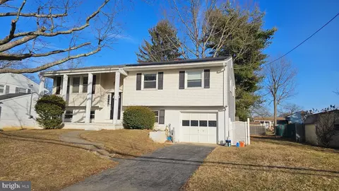 19 Peaceful Dr, Morrisville, PA 19067