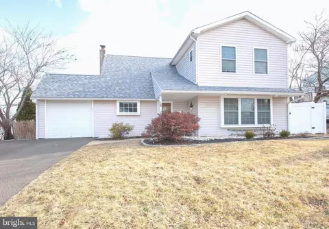 48 Hawk Rd, Levittown, PA 19056