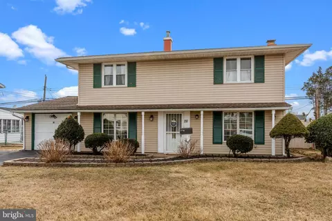 28 Turf Rd, Levittown, PA 19056