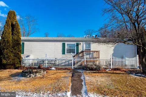 2 Evergreen Dr, Quakertown, PA 18951