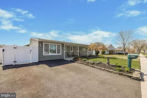 494 Lakeside Dr, Levittown, PA 19054