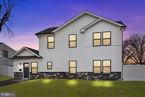 2 Nearwood Ln, Levittown, PA 19054