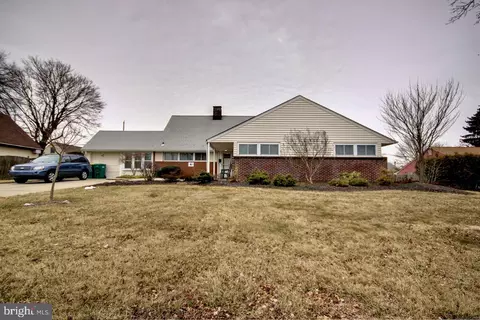 81 Fieldstone Rd, Levittown, PA 19056