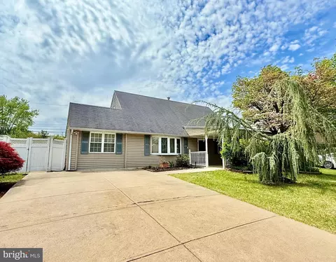 89 Kraft Ln, Levittown, PA 19055